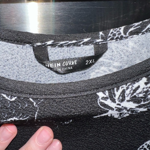 Black and white dragon detail dress - Picture 3 of 4